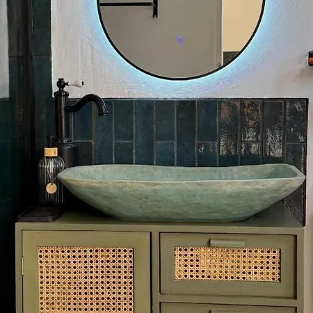 Appartamento Kastrouna, With Private Heated Jacuzzi Sými