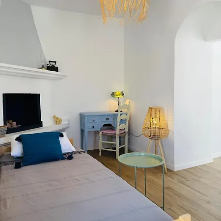 Kastrouna, With Private Heated Jacuzzi Appartamento