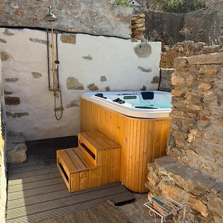 Kastrouna, With Private Heated Jacuzzi Apartment