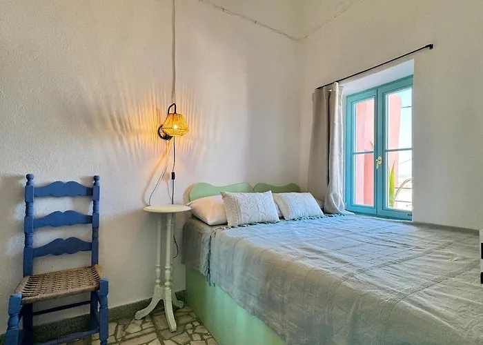 Kastrouna, With Private Heated Jacuzzi شقة سيمي