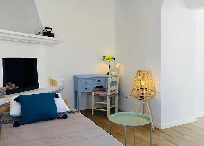 Kastrouna, With Private Heated Jacuzzi شقة