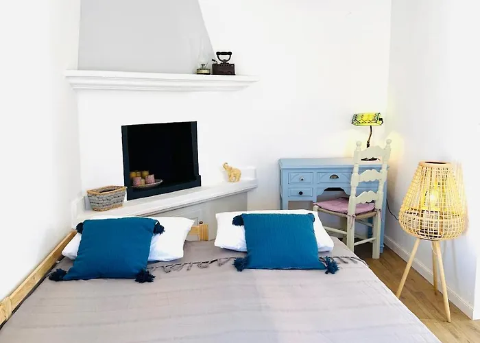 Kastrouna, With Private Heated Jacuzzi شقة