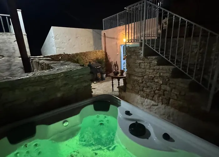 Kastrouna, With Private Heated Jacuzzi سيمي
